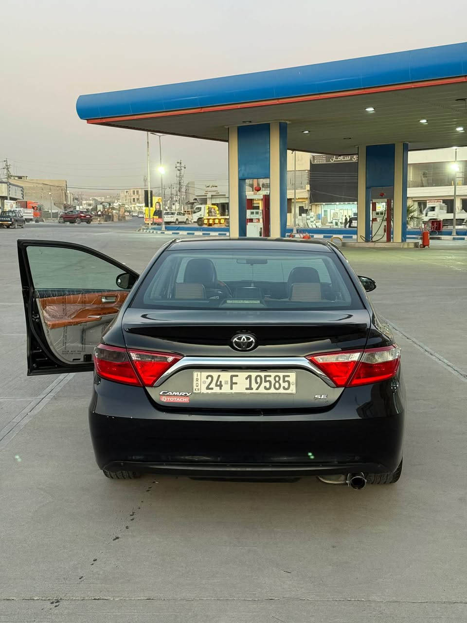 تۆیۆتا کامری 2017 مواسەفات SE
210000 کیلۆمەتر ڕۆیشتووە 
سەنەوی و ژینگە تا ساڵی 2028 نوێیە 
چەمەلاغی سبوخە و دەرگایەک بێلاد گۆراوە ناوەی کەمێ گرتوە
٤ جێگای تەعدیلە هەیە
ماباقی هەموو گیانی بەشەرت 
هیچ مەسرەفێکی تێدانیە 

گێر و مەکینە و تەبرید بەشەرت 

ژمارەی پەیوەندی: 
***********
*********** أربيل, العراق
