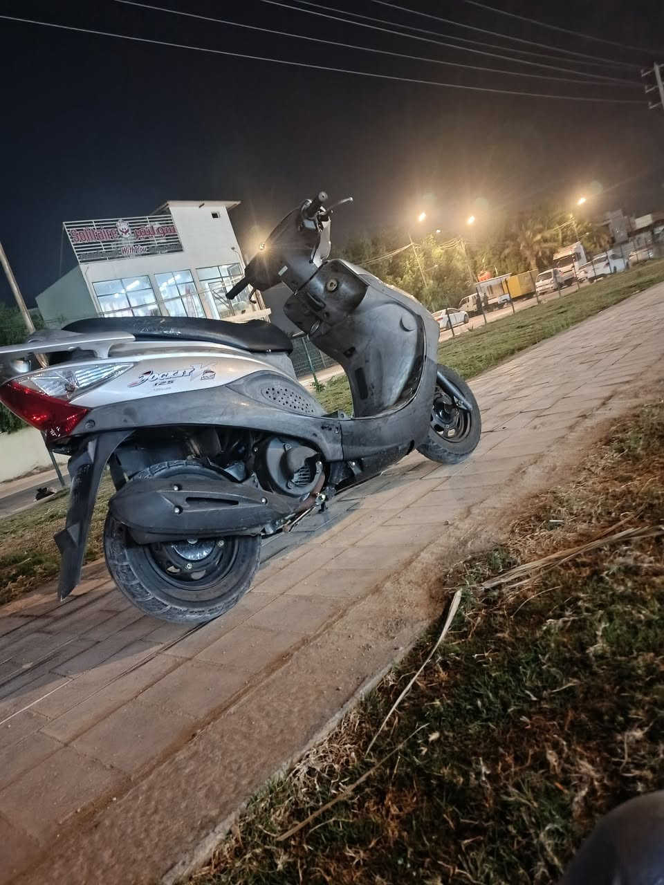 سلام عليكم دراجه كامكوV2 للبيع دراجه مال رمبه وكيله موجود صارله شهر من طالعه من الرمبه ماشيه 19 الف مكينه بل الجيس تجي تفحص واخذك للوكيل مالته كهربائيات كله شغاله شلعه ومعدل تخبل تاخذه وبالك مرتاح الله شاهد لو ما.صار عندي ضرف. ما ابيعه 
سعر 825 وبيه مجال بسيط 
مكانه النجف الشرف ملحق قريه. الغدير 
رقم الهاتف ***********
