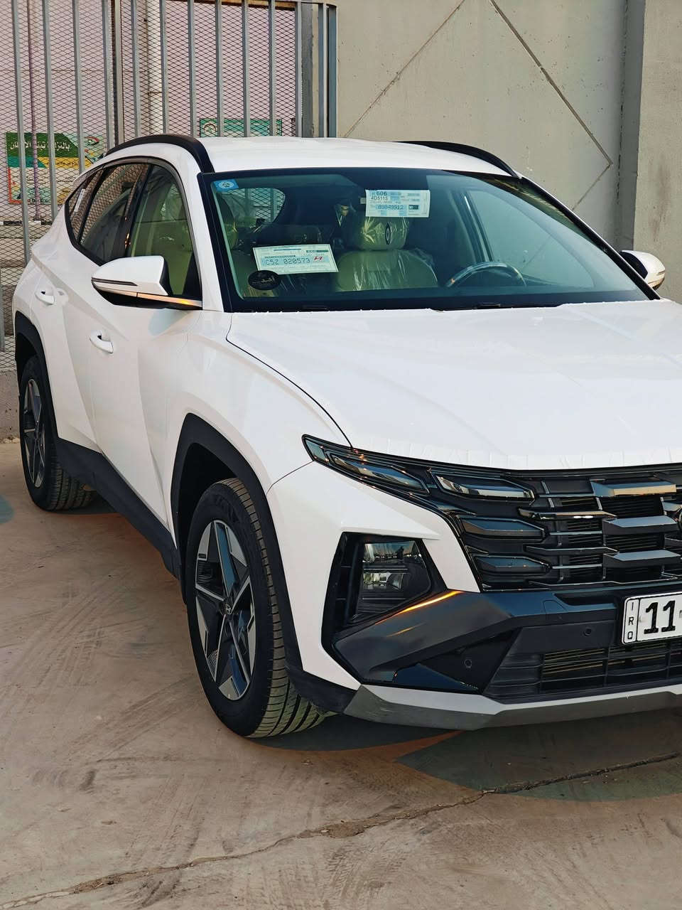 سلام عليكم
هونداي توكسان 
خليجي 
موديل 2025
فول مواصفات 1/1
 الموصفات 
 سعة المحرك 2.0L 
 مرتبط بناقل حركة أوتو 6 نمر
 يبلغ عزم الدوران 192 نيوتن/متر
 عدد AIR BAG 2
 حساسات أمامية 
 حساسات خلفية
 لايت زينون + LED
 كشافات 
 بك لايت LED
 جنطة كهرباء 
كشنات كهرباء 2 
كشنات حار بارد 2
بصمه عدد 2 
 مفتاح التشغيل بصمة
 تشغيل عن بعد  
 دشبول شاشة متصل ❗️❕
 شاشة (Apple Car play - Android Auto)
 كاميرا دوارة
 حركة المقاعد الأمامية كهرباء
 داخل مخمل بيجي
 تتسع المقصورة ل 5 ركاب
 مثبت السرعة Cruise
 المودات والأوامر الصوتية
 أوضاع القيادة  Drive Mode 
 فحص أنظمة السيارة 
 حساسات ضغط اطارات 
 مقود جلد حياكة
 قطعتين تبريد
 هاند بريك بصمة 
 اشارة في المرايا الجانبية
 حجم الاطار 235/55R18
 ويل كب 19
 4 دسك
 اريل نفكيتر 
‏ ABS 
 أوتو هولد - Auto Hold
ايزوفكس - ISOFEX
 نظام مانع الانزلاق
 نظام نزول المنحدرات
ماشيه 22 الف 
 منفذ الطاقة 12v
‏ Bluetooth - USB - Type C
 شاحن هاتف Wairlees
 ماسحة خلفية
 بردات أبواب خلفية
 بردة خلفية  
 قبضات أبواب من الألمنيوم
 تطعيم الدواخل ألمنيوم
بعد بيها هواي موصفات 
رقم بغداد الجديد 
رقم الانكليزي مشروع وطني 
س 228 
مكاني بغداد 
ه‍ ***********
