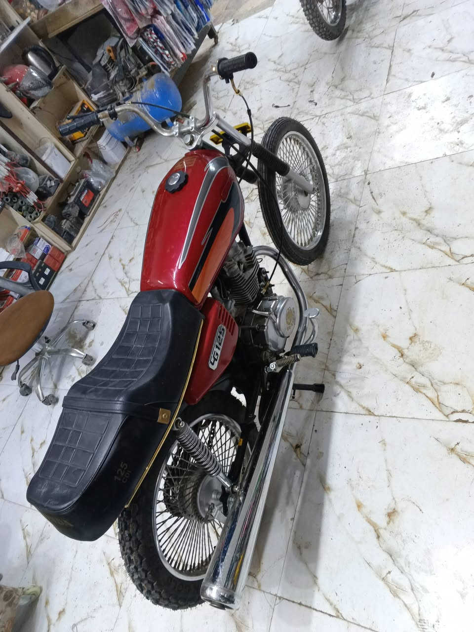 السلام عليكم
دراجه 4 قير 
موديل 20 اغراض كل 24 
جديده وحلوه 
مفتوحه ولفات بس 
مال مزاد  
يا باشا كلش حلوه 
كلك كلك 
سعر ب 300 وبيها مجال 
العنوان كوفه 
***********
