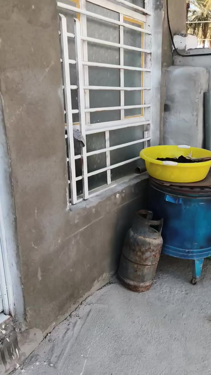 بيت للبيع مقابل الجامعة مجاور مجمع حجي حسين مساحه 200 متر سند 25 غرفتين ومطبخ وصاله حديقه جبيره  صحيات داخليه وخارجيه شغل درجه بناء طابوك وفرمستون السعر 35 
***********
