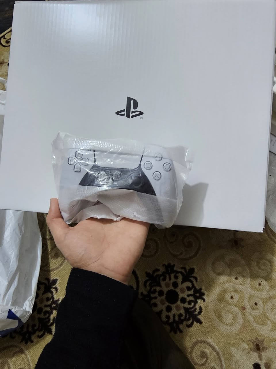 سلام عليكم 
بلاش وبالعافيه على ياخذه 
وماخذه من شركه الأماني 
بلي فايف سلم واحد تيره نضيف كلش 
وانطي ضمان اذا بي شي ترجعه
وياه يوبي اس حجم 1500
وقرص رزنت ايفل 2
وفيفا 
وكدامكم بالكارتون ثنينهن 

سعر 700قفل ماكو هيج سعر ولله 
سكن كربلاء توصيل ماعندي 
رقم ***********
