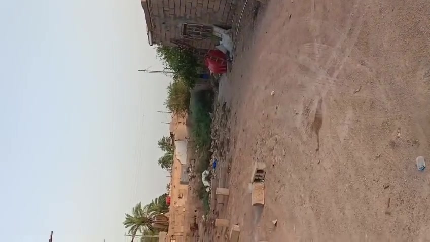 السلام عليكم بيوت ثنين للبيع في النشوه دور الببصيري قرب حقل مجنون مقابيل التانكي واحد منهم ينسكن والثاني ابيعه قطعه  الي ينسكن غرفه ودوانيه ومطبخ وصاله وحمامات المساحه الكليه 550متر الواجه 10 والنزال 55 للاستفسار ***********
