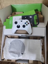 شباب عندي إكس بوكس سيريس اس جديد ونضيف حيل ولا مفتوح ولا امصلح ملحقاتة...