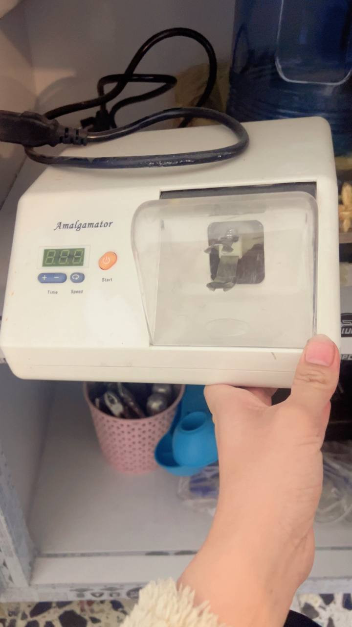 السلام عليكم 
عيادة اسنان للبيع 
تتكون من 
1- كرسي اسنان نوع زاين 
2- كمبريسر 35 لتر
3-اوتكليف كلاس b نوع وسون
4- جهاز تبيض بعدة بالكارتون
5- جهاز ابكس لوكيتر بالكارتون
6- روتري بالكارتون 
7- خلاط حشوة 
8- ادوات قلع 
بسعر جدا مناسب 
واتساب ***********
