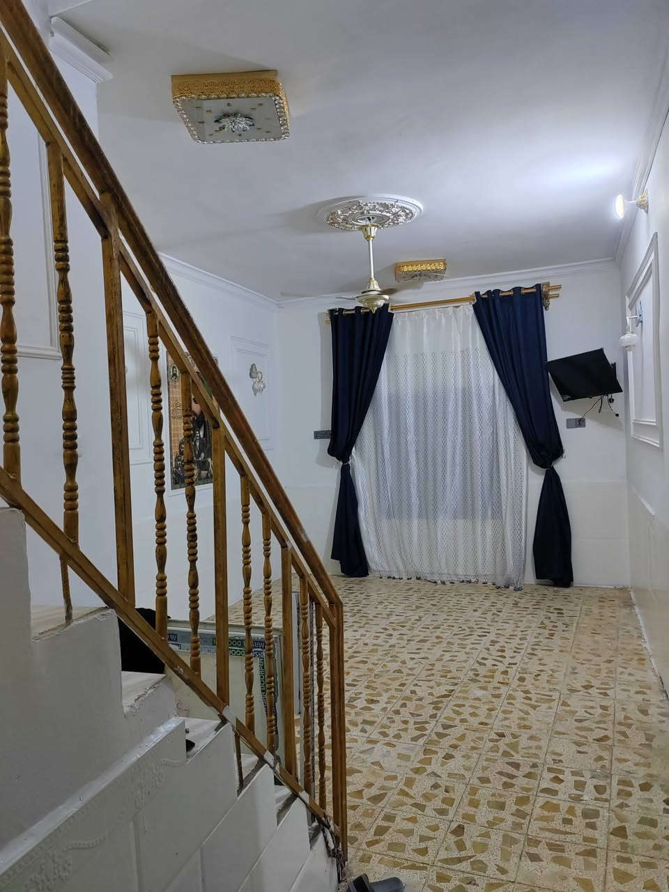 بيت للبيع مساحه 200 متر على ساحه خضراء قرب المستشفي حي العسكري 
اتصل على الرقم ***********
