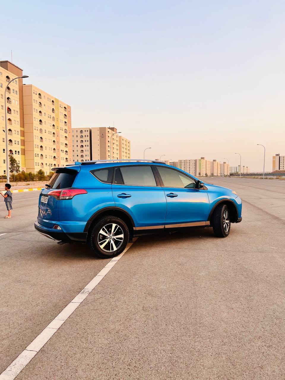 السلام عليكم 
السعر 170 وبيه مجال 
للبيع راف فور موديل 2018 XLE
وارد امريكي ضررهة جاملغ وبنيد ونفسه راجع  بدون صبغ 
ماشية 74 الف 
بصمه فتحه سقف رادار 
مثبت سرعه تحديد مسار 
فور ويل مانع انزلاق تحكم ستيرن 
جهتين
3 انظمه قيادة 
محرك 2500 
مكفوله كير ومحرك وكهربائيات 
تخم تايرات جديد صدر امامي خلفي جديد  
*********** بغداد, العراق
