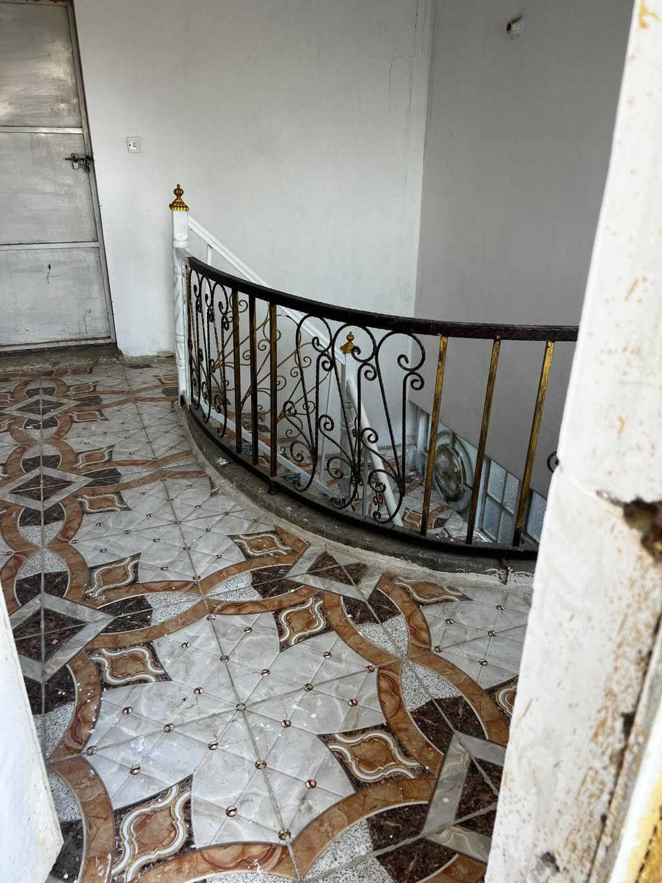 بيت للبيع مساحة 100 م بناء طابوق كامل مواصفات مي كهرباء مجاري ارصفه تبليط مكان حي الحكيم ‏اتصال ع صاحب الرقم للاستفسار اكثر ‪0773 403 1380‬‏( مكلفه بالنشر ماعرف سعر البيت)
