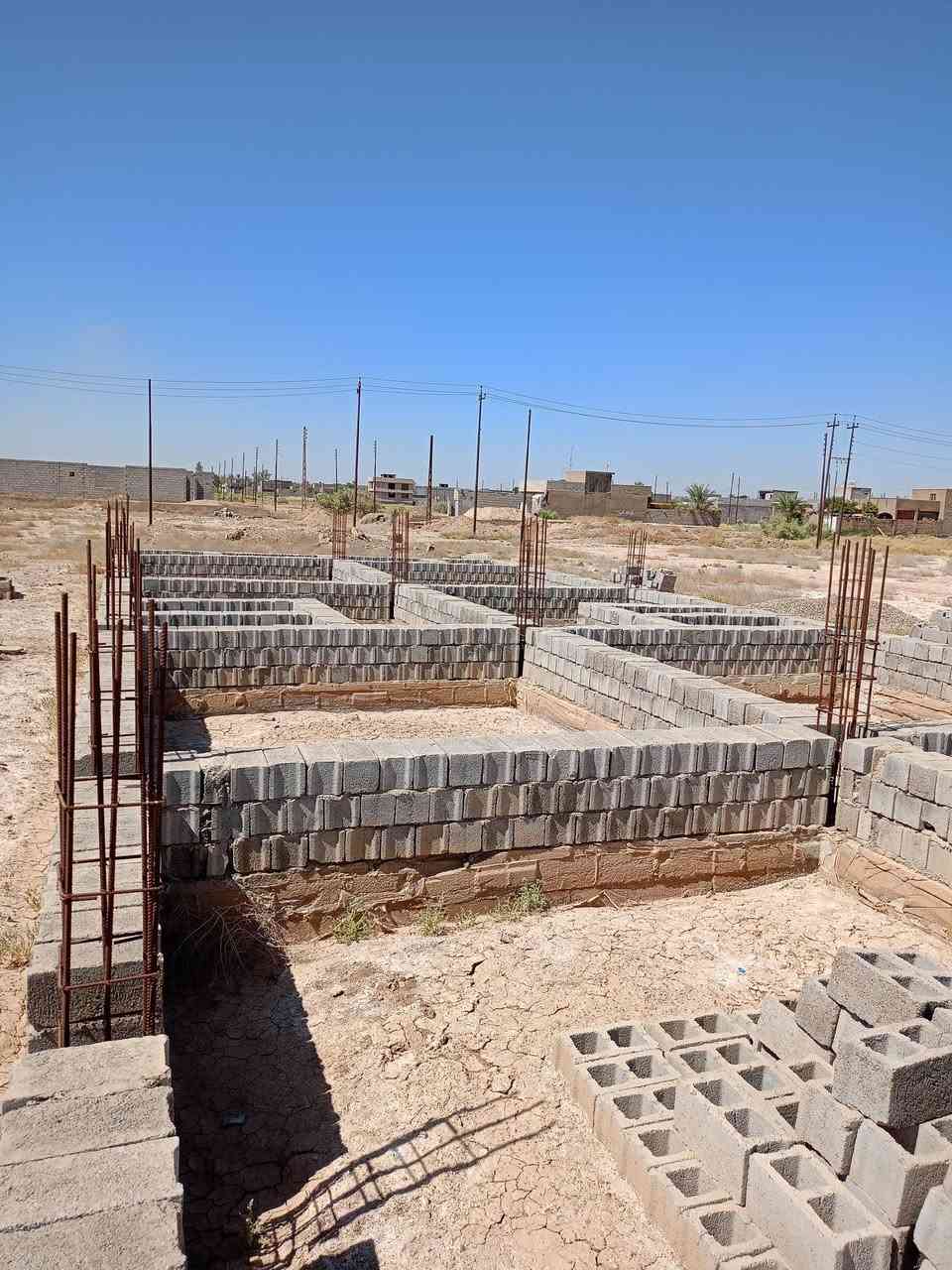 للبيع
نصف قطعة ارض ١٢٥ متر واجه ٥ نزال ٢٥ 
طابو صرف تحتوي على رفت وخريطة جاهزة تجارية على شارع الكهرباء الرئيسي 
مكان الارض ديالى قرب مجمع الغالبية السكني 
رقم صاحب الارض 
***********
