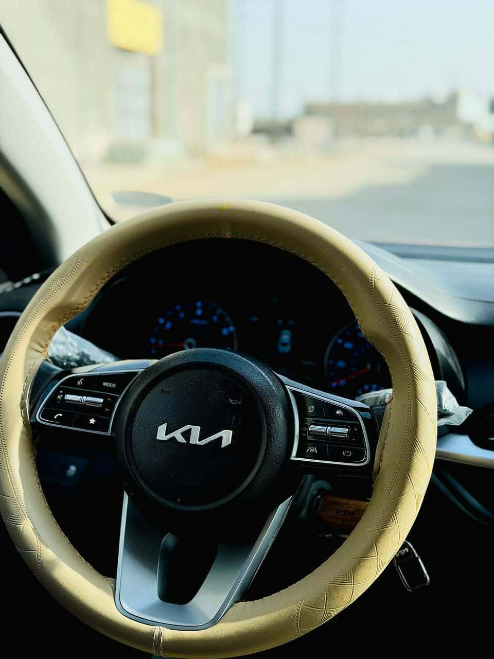 السلام عليكم كيه فورتي 23 نص فول كير مكينه مكفولات ايرباك بس الدركه ليبل واحد بس البنيد مبدل وبيها بارد بالحافه الجاملغ  السياره حره وبسمي  السعر153$الاتصال ع رقم *********** بي واتساب سياره كلش نظيفه وحلى من صور
