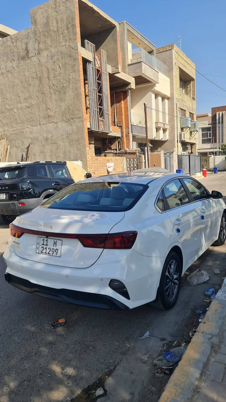 السلام عليكم 
كيا سيراتو 2023 خليجي 
محرك 2000 ماشية 44 الف 
مكفولة كفالة عامة السيارة رقم بغداد بأسمي 
أعلى فئة بالسيراتو فول مواصفات فتحة تبريد قطعتين داخل لونين حساسات شاشة كاميرا خلفية مري شفط ٥ ويل كب فول تحكم 
عنواني بغداد حي الحسين قرب جسر العامرية 
السعر 172 وبيها مجال ***********
