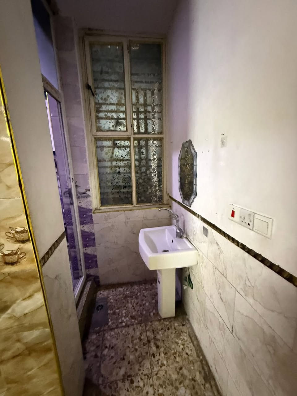 السلام عليكم شقه الايجار غرفتين نوم واستبقال ومطبخ ابو دشير بالبدايه الضغط قرب ملعب ابو دشير 
يجار 350
***********
