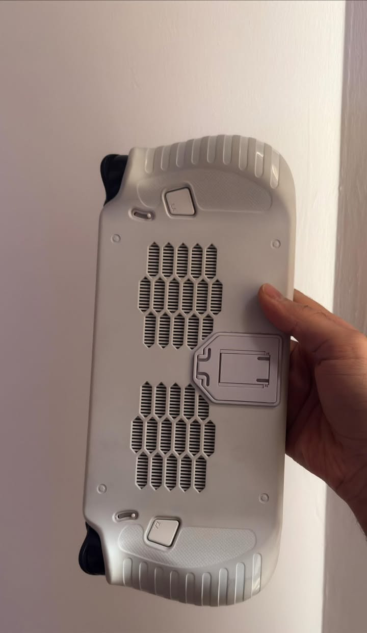 Legion go s 1TB للبيع
Amd z2 go 
16GB 
مع حقيبة وكفر  يضمن ستاند 
٦٦٠ الف قفل وتوصيل موجود 
***********
