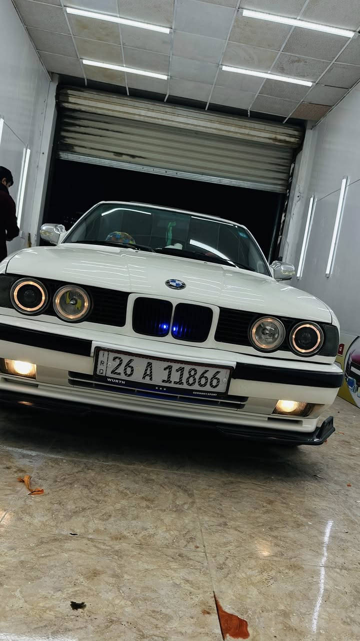 السلام عليكم بي ام 525 نضيفه بمعنه الكلمه ومرتبه كلش رقم جديد هزه جديده بسمي تحويل ثانيوم مكينه 20 مفتوح اي نقص مابيها السعر55 وبيها مجال*********** اتصال وهسه عليها ويل m
