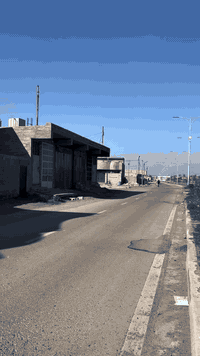 لصحاب الاستثمار الحقيقي.. عقار (بيت + محلات) للبيع على الشارع الحولي مباشرة! 🏗️💎
الموقع: الشارع الحولي العام (موقع استراتيجي وحيوي جداً).
المساحة الكلية: 260 متر مربع.
تفاصيل العقار:
العقار مقسوم بدقة عالية لضمان أعلى فائدة:
🔹 130 متر محلات تجارية: واجهة واسعة على الشارع العام، متكاملة وجاهزة لأي مشروع (معرض، سوبر ماركت، مطعم، أو مكاتب شركة).
🔹 130 متر بيت سكني: بناء رصين وتصميم مريح، يجمع بين الخصوصية والقرب من العمل.
حالة الإنجاز (بناء درجة أولى):
العقار "هيكل متكامل" واصل لمراحل إنهاء متقدمة، يعني "تعب البناء والأساسات كله خلصان":
✅ لبخ داخلي وخارجي كامل.
✅ سيراميك جداري (شغل مرتب وعصري).
✅ تأسيسات كهرباء وماء متكاملة ومنجزة.
✅ تسطيح شتايگر ومنظومة تصريف كاملة.
✅ المحلات متكاملة تماماً وجاهزة للشغل.
ليش تشتري هذا العقار؟
1️⃣ الموقع: الشارع الحولي هو نبض المنطقة وأسعار العقارات بيه دائماً بصعود.
2️⃣ التوفير: العقار واصل لمراحل التشطيب النهائية، يعني باقي لك اللمسات الأخيرة على ذوقك وتنتقل.
3️⃣ الاستثمار: المحلات وحدها تعتبر وارد مالي ضخم ومضمون.
📍 السعر والمعاينة:
للاستفسار عن السعر أو لترتيب موعد للمعاينة على أرض الواقع، يرجى الاتصال على الرقم:
📞 [ *********** ]
فرصة لا تعوض.. البيت والمحل بمكان واحد وعلى العام!
ن
