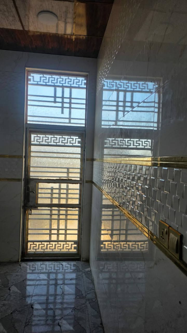 سلام عليكم بيت للبيع قرب محطه الشموس المساحة 200م بناءً طابوق كونكريت قريب على شارع للاستفسار على***********
