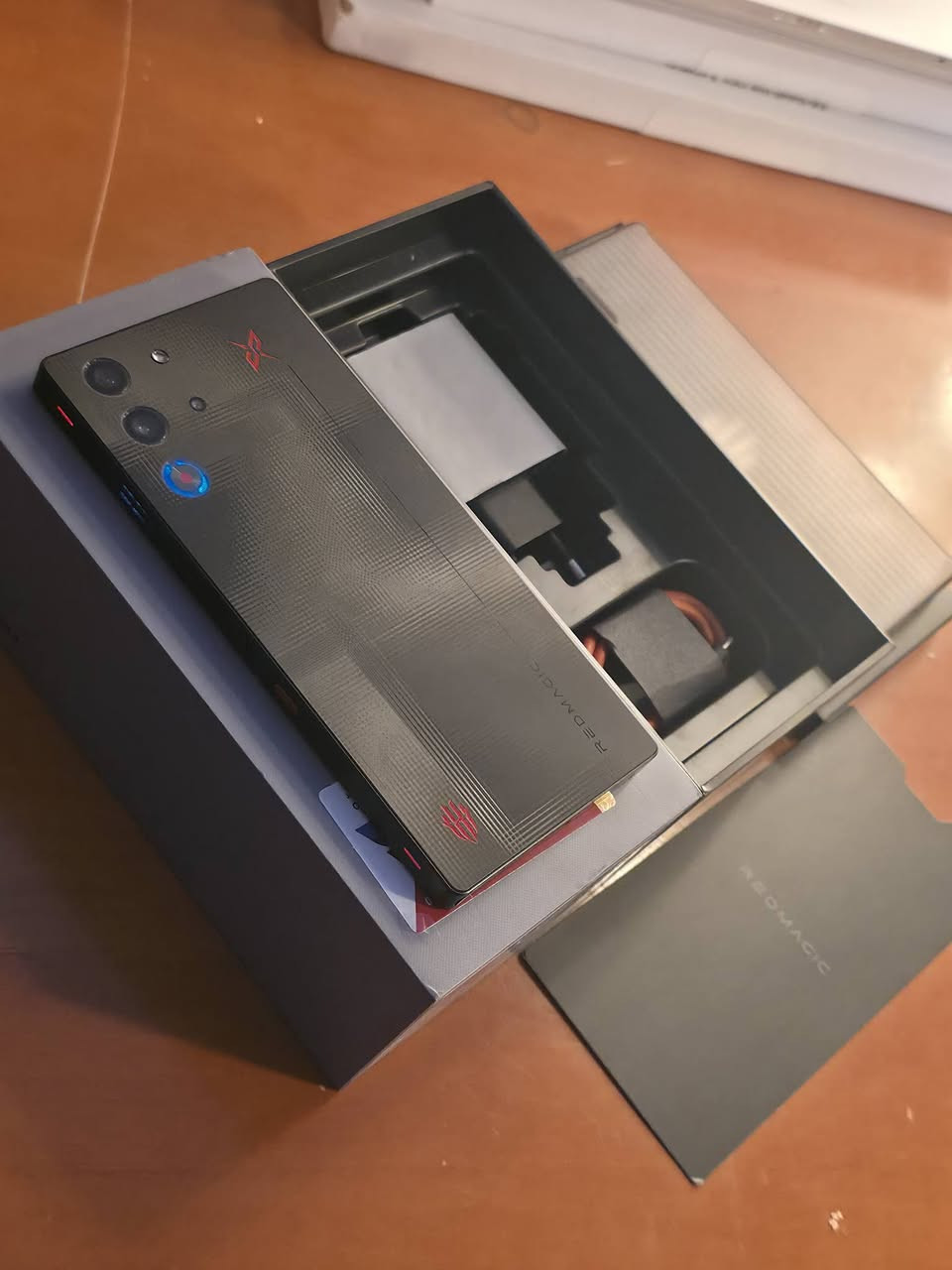 ريد ماجك 10sبرو  

ذاكرة 256

كامل ملحقات 
باكيته شاحنه كيبل كفر وحماية شاشه 

نظافة 100%
مكفول كفالة شاملة 

• ​المعالج: Snapdragon 8 Elite (النسخة المحسنة بتردد يصل إلى 4.47GHz).
• ​الشاشة: AMOLED مقاس 6.85 بوصة، تردد 144Hz، وكاميرا مخفية تحت الشاشة.
• ​البطارية: سعة 7,050mAh مع شحن سريع بقدرة 100 واط.
• ​التبريد: مروحة داخلية مدمجة مع تقنية المعدن السائل لخفض الحرارة.

السعر 825 الف 

يوجد توصيل لجميع محافظات العراق 
للحجز راسل الصفحة 
واتساب ***********

تابع الصفحه لمشاهده الاجهزه المتوفره https://t.me/mohamd_phone

#العراق #مستخدم #توصيل_لكل_العراق #ريد_ماجك #للبيع
