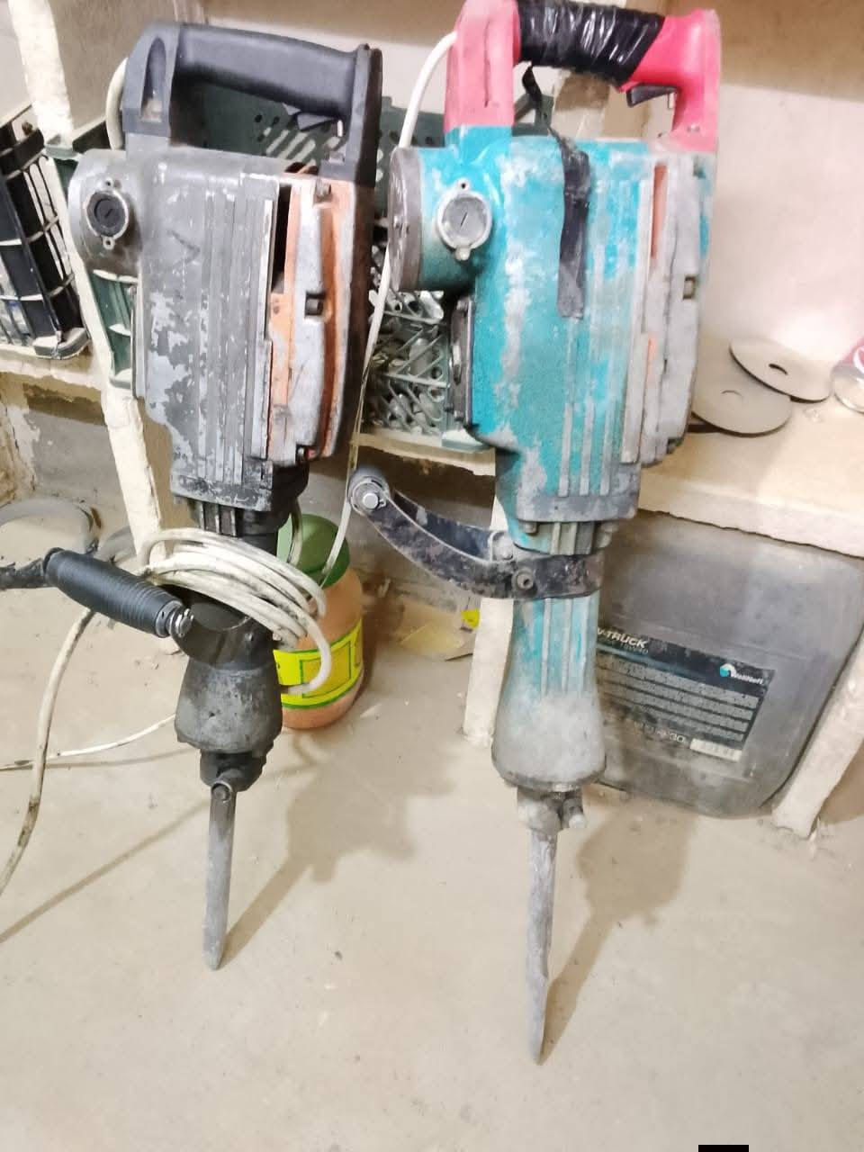 السلام عليكم
نشتغل كافه الاعمال 
تكشير سيراميك+تكشير جص+تكشير لبخ
فتح أبواب وشبابيك
تصفير بيوت +فرش حجر
تفليش سيراميك الارضية +شيل الانقاض 
تفليش بيتونا وستاره وشيل الانقاض
تصعيد بلوك فوك التكعيبه
بناء شتايكر+زراعة ثيل
حفر قواعد السياج
تصعيد رمل فوك البيت 
تصعيد حجر فوك البيت
تصعيد اسمنت فوك البيت 
فرش حجر بيوت
تصفيط بلوك فوك الخريطه 
تفليش وشيل النقاذ 
تدخيل جص داخل البيت  
تفليش سيراميك الارضية +شيل الانقاض 
تدخيل بلوك داخل البيت للخشب 
تصعيد بلوك فوك التكعيبه
تقديم بلوك للبنا
تصعيد جص على الطابق الثاني 
تنظيف ورا اللباخ 
تنظيف حواش
أي شغل نشتغل والرزق على الله 
  رقم الهاتف/***********//
***********
