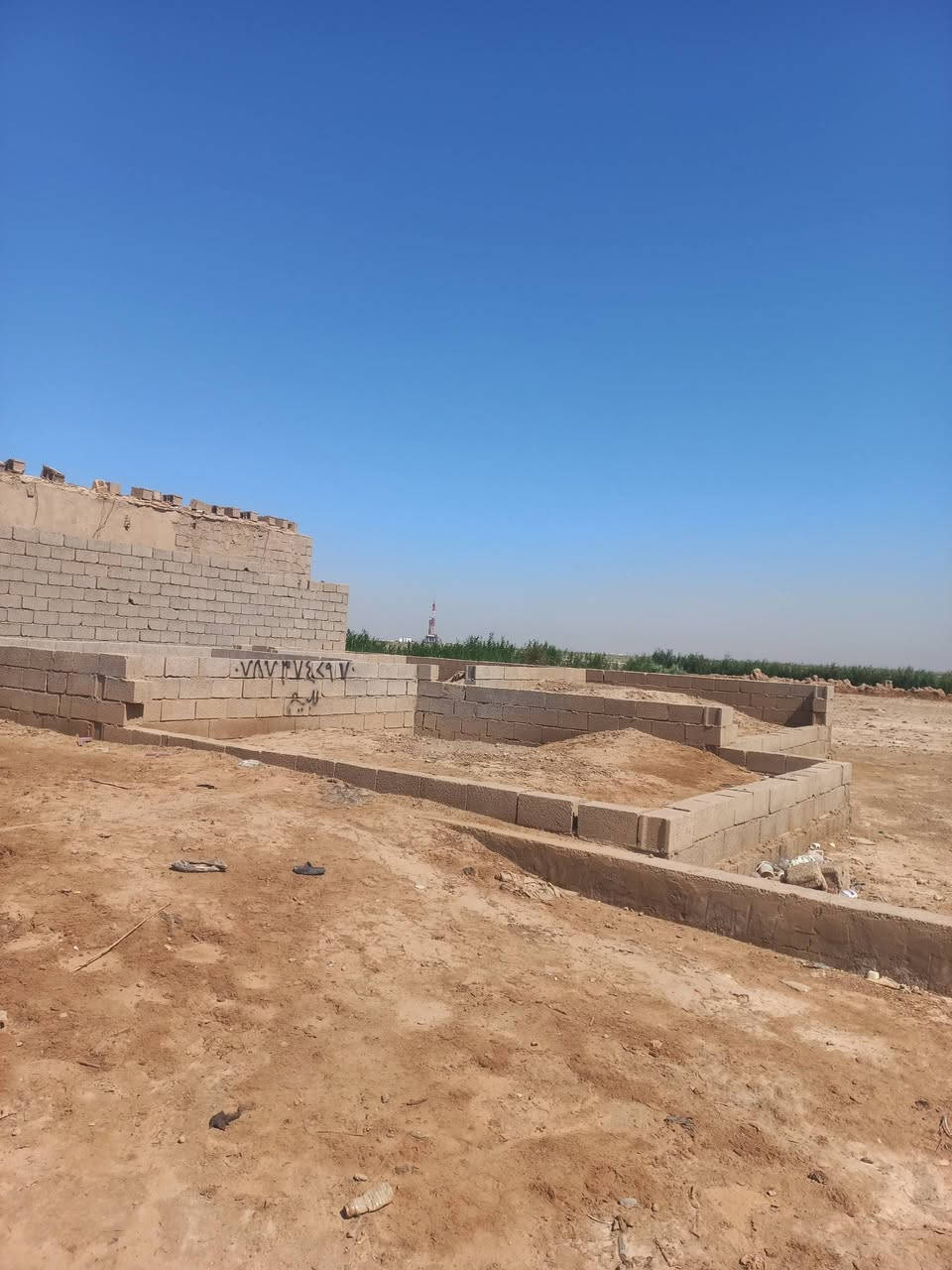 السلام عليكم بتلو ٦ سوف بلوك ركن على ساحه خدمات ماء كهرباء منطقه مسكونه المساحه ١٥٠ م العنوان الوافدين نزلت سيد مالك المختار جهة الموقع الاتصال على ***********
