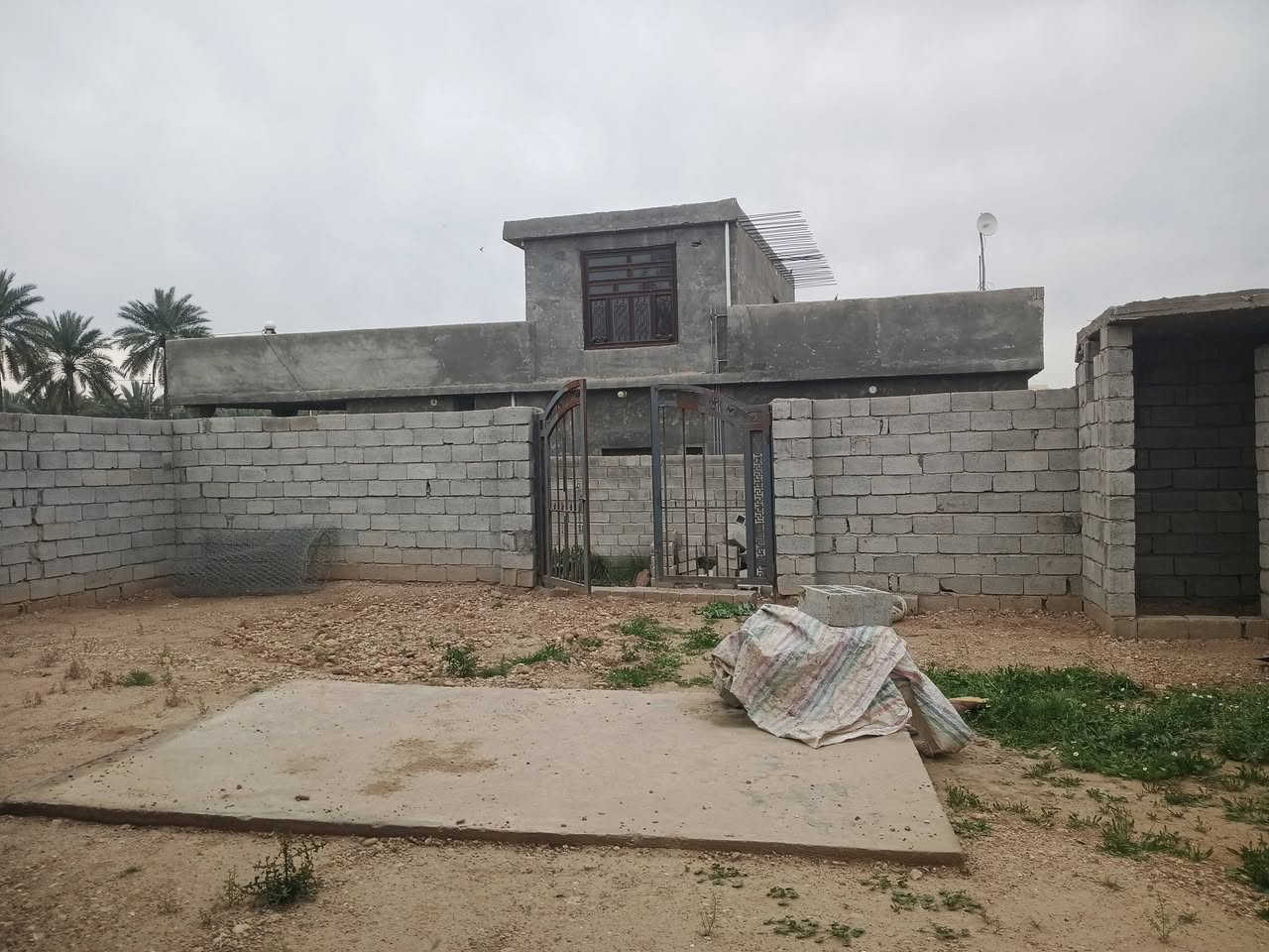 السلام عليكم دار اللبيع في منطقة عواشق فرع امام محمد صبر مساحته 500متر مكون من غرفتين نوم وصاله ومطبخ وستقبال حمام صحيات خارجيه ستفسار تصال على هاذا رقم ***********
