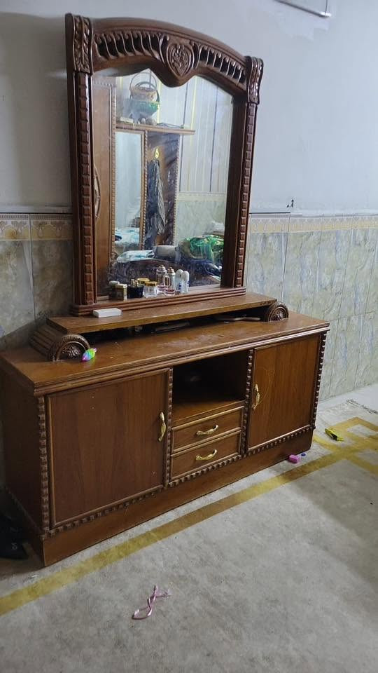 السلام عليكم غرفه اخشاب للبيع وتخم ملكي للاستفسار ***********
