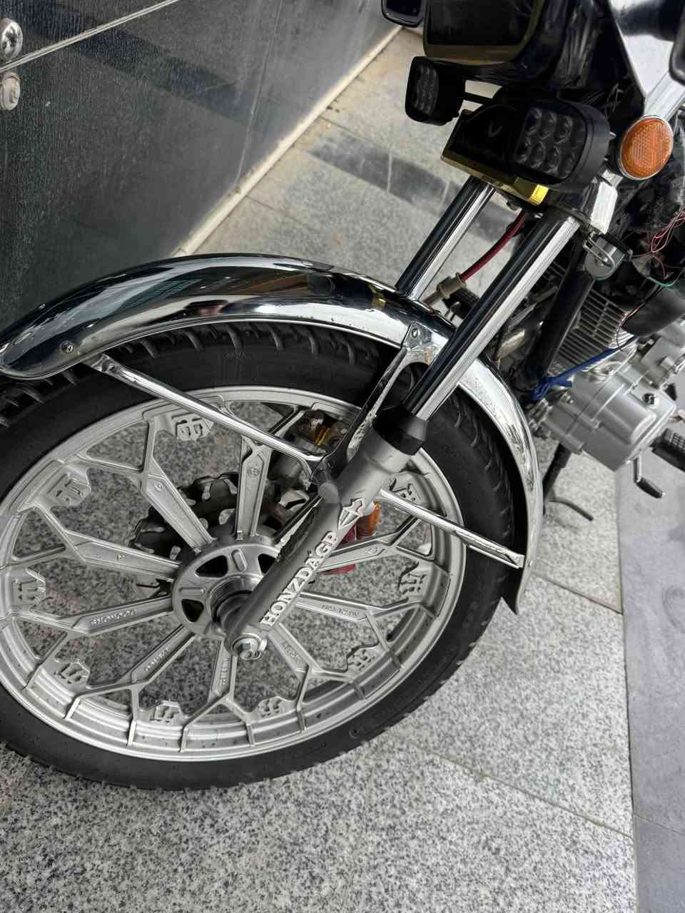 سلام عليكم اخوان
ماطور 5 كير نامي برو محرك 200 مستخدم شي قليل ماشي 1980 موديل 2025 لوك جديد ونضيف تعال شغل وامشي بس دهن وبانزين مكان كركوك طريق بغداد 
***********
وخليت وياه مقويه لايت رماش فووول 🔥
