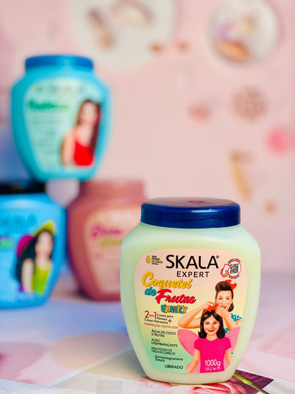 ✨💖 مجموعة سكالا SKALA الكاملة للعناية بالشعر البرازيلي 🇧🇷💖✨

إذا تعبتي من الجفاف، النفشة، أو ضعف الشعر 🤦🏻‍♀️ فهنا الحل المثالي بكل تفاصيله 💯  
مجموعة SKALA تجي بأربع أنواع مختلفة، كل واحد مخصص لحالة معينة حتى تلبين كل احتياجات شعرج 👇

💗 Dona Skala (الوردي)  
✔️ مناسب للشعر الجاف والمتعب  
✔️ غني بزيوت نباتية مثل جوز الهند والأفوكادو 🌿  
✔️ يمنح ترطيب عميق ولمعان واضح من أول استخدام  
✔️ يقلل التقصف ويرجع الحيوية للشعر  
✔️ يخلي الشعر ناعم وسهل التمشيط بدون عقد  

💙 Mais Cachos (الأزرق)  
✔️ مخصص للشعر الكيرلي والمموج 😍  
✔️ يحتوي على مكونات تغذي التموجات وتحافظ على شكلها  
✔️ يقلل النفشة ويحدد الكيرل بشكل مرتب وطبيعي  
✔️ يرطب الشعر بدون ما يثقله  
✔️ مثالي للاستخدام اليومي  

💚 Babosa (الأخضر)  
✔️ غني بالألوفيرا (الصبار) 🌿  
✔️ يرطب الشعر بعمق ويقويه من الجذور  
✔️ يساعد على تقليل التساقط ويعزز نمو الشعر  
✔️ مناسب للشعر الضعيف أو اللي يحتاج عناية إضافية  
✔️ يعطي نعومة وانتعاش طبيعي  

🤍 Coquetel de Frutas (الأبيض)  
✔️ مزيج مغذي من الفواكه 🍓🥥  
✔️ يغذي الشعر ويعوض الفيتامينات المفقودة  
✔️ يساعد على فك التشابك بسهولة  
✔️ يخلي الشعر ناعم، خفيف، وريحة حلوة  
✔️ مناسب لكل أفراد العائلة 👨‍👩‍👧‍👦  

✨ مميزات المجموعة:  
🔥 2 بـ 1 (كريم تصفيف + بلسم)  
🔥 حجم كبير اقتصادي 1000g يكفي لفترة طويلة  
🔥 خالي من المواد الضارة (سيليكون، سلفات، بارابين)  
🔥 مناسب لكل أنواع الشعر  
🔥 ممكن يستخدم كـ ماسك، بلسم، أو كريم بدون غسل  

💥 يعني مهما كان نوع شعرج… راح تلقين الحل المناسب بهالمجموعة 💥  
اختاري واحد أو جربيهم كلهم وراح تلاحظين الفرق من أول أسبوع 😍✨


**إذا كنت صاحب هذا الإعلان وتريد حذفه لأي سبب، رجاءا أرسل رسالة إلى الدعم الفني**