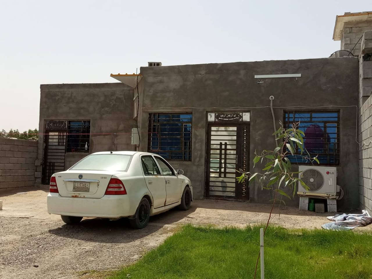 بيت للبيع مساحه 300 قرفتين ومطبخ وديوان صاله حمام داخلي وخارجي سقف سندويج ماء اساله متوفر وكهرباء قويه  العنوان الزبير المكصب قرب سنتر روان  اتصل على الرقم *********** السعر 48 وبيه مجال
