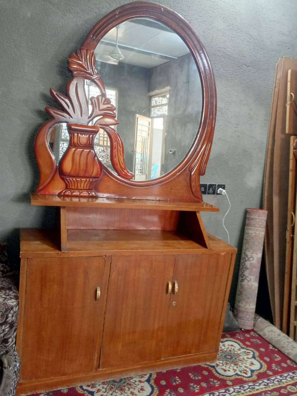 السلام عليكم ورحمه الله وبركاته
غرفة خشاب للبيع 
كنتور 6 ابواب 
دوشك نفرين 
جرباية 
زاوية 
ميز 
مكاني بغداد ناحية الوحدة الحرية 
للاتصال والاستفسار *********** واتساب
