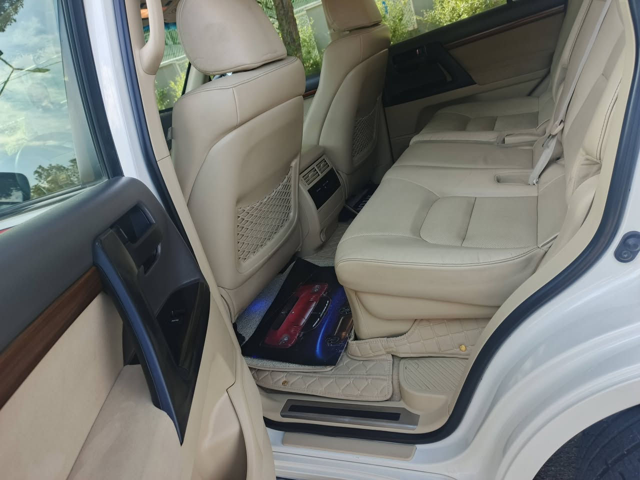 السلام عليكم
لاندكروز 2017 اصل ( ابريم ) رقم بغداد مشروع وطني ابسمي.

السياره مكفوله من الضربه والصبغ والتبديل والفتح وشرط حتى الدعاميات ابدون لاصبغ ولا تبديل شرط السونار

فقط pdr شي بصيط جدا تقريبا اربع اصابع بالجاملغ الامامي  ومينشاف الا بالسونار

مواصفات الابريم معروفه .

. بصمه تشغيل + بصمه ابواب

. فتحه سقف

. دفدي بالقماره

. طفايه 

. كشنات جلد + كهرباء 

. كشنات ثلاث حركات

. زراك لايت 

. دبل ماوس

. ايرباكات عدد 8

. حساسات امامي + خلفي 

. اشاير بالمري 

. 6 سلندر محرك  4000

. نظام ترحيب 

وباقي المواصفات البريم المعروفه

سعرهه...   490 يعني 49 الف وبيهه مجال بصيط

مكانهه بغداد.
***********
