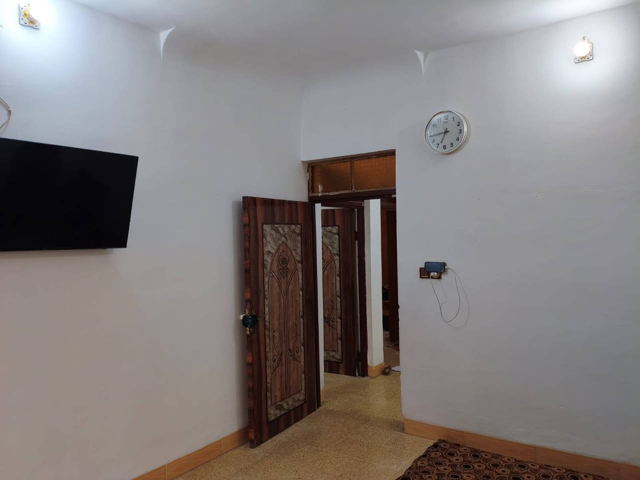 السلام عليكم
للبيع  3 بيوت بحوش واحد

مساحه الارض 1150 متر

ومساحة البناء 224 متر

بيت كبير وبيتين اصقار

البيت الكبير مكون من 4 غرف

اثنين5*4 وثنين 4*4

وربعه وهول استقبال

وهول موزع ومطبخ 5*4

وحمام ومرافق داخلي ومرافق خارجي

البيت الارضية كاشي والصحيات والمطبخ سيراميك للسقف والبيت مسيج ،وداخل الحوش  بيتين اصقار

البيوت الاصقار مكونات من غرف2

ومطبخ وصحيات داخلية حمام ومرافقات

 المكان ركبة غربي 

بعد جسر الجواعنه الجنكو

خلف محلات ابو صالح 

بنهاية الفرع وشارع تبليط 

وكامل خدمات ماء كهرب تبليط

مولد ذهبي جيران ذهب السعر94

***********
