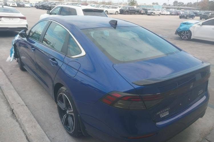 السلام عليكم شباب هوندا اكورد 2024 وارد امريكي
‏Honda accord hybrid sport 2024. 

       حجم المحرك : 2000 sport هايبرد

ضرر السياره :موضح بالصورة
        
حالة اليرباك : بردة وراجعة

المسافه المقطوعه : 12الف

#مواصفات

• مكينه 2000
• شاشة كبيرة
لون السياره :ازرق
•فتحه
• كاميرا خلفية 
•3 انظمه قياده
• كرسي كهرباء  
• رادار امامي
• مانع تصادم
• محدد مسار 
• تصحيح مسار
• شفتات بالستيرن
• مثبت سرعة
• مانع انزلاق
• دخول ذكي 
• إنارة ترحيبية
• هاندبريك كهرباء
•لايت عدسات زينون
• نظام اوتو لايت Auto
• لايت العالي زنون 
• حساسات مطر 
• حساسات دخول الإنفاق
• حساسات ضغط هواء الإطارات
• أوامر صوتية
• 3 أنظمة قيادة (eco, ev, sport)
• بلوتوث
• مدخل USB + AUX 
السعر : 160$ وبيهةمجال
علمآ السياره مكمركه وتسجل بااسم المشتري 
مكان السيارة دهوك معرض ارض السلطان
تفاصيل اكثر هذا رقمي ***********
