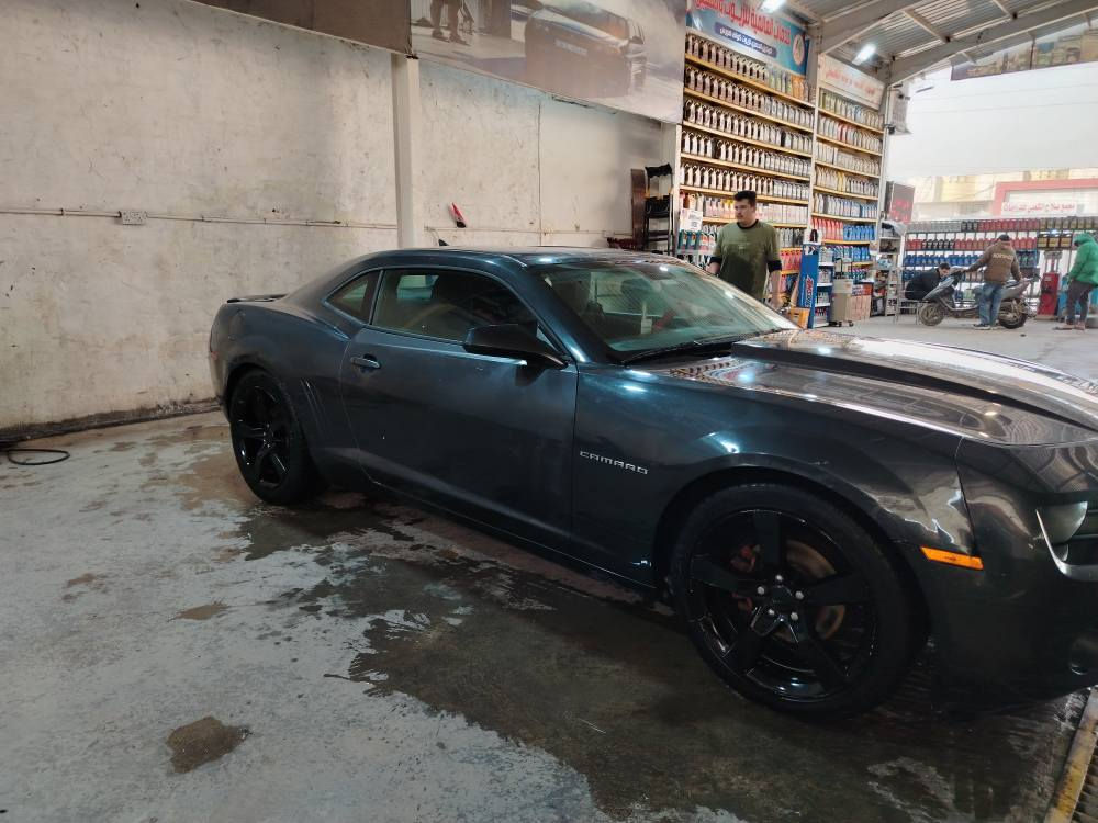 شفروليه كامارو RS

* الموديل: 2012
* المحرك: 3.6 لتر V6 (3600cc)
* الوقود: بنزين
* الفئة: RS
* القير: أوتوماتيك (غالباً 6 سرعات)
* اللون: رمادي غامق
* العداد: 90,680 ميل (يعادل تقريباً 146,000 كم)

المواصفات المعروفة لهذا الموديل

* قوة المحرك تقريباً 312 حصان.
* دفع خلفي (RWD).
* مثبت سرعة.
* جنوط رياضية.
* نظام ABS ومانع انزلاق.
* مقاعد رياضية.
* شاشة معلومات وسطية.

ملاحظة
* حادثها باب الصدر من أمريكا مصلح

السعر 92 ورقة وبيها مجال بغداد, العراق


**إذا كنت صاحب هذا الإعلان وتريد حذفه لأي سبب، رجاءا أرسل رسالة إلى الدعم الفني**