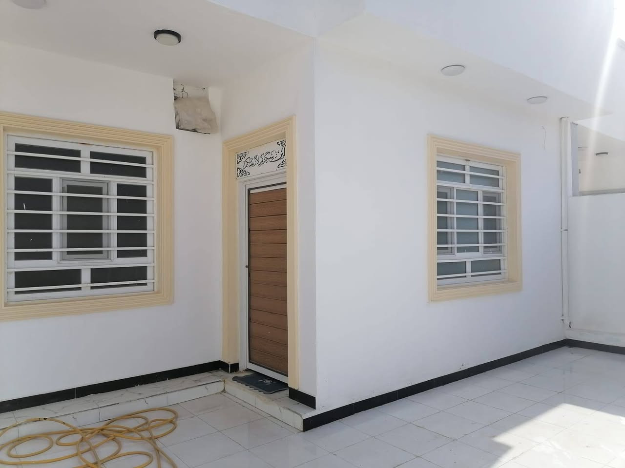 🏡 دار سكن للبيع – زراعي (سند 25)
📍 الموقع: حي الثقافي – البوصالح
📍خلف مطعم حياوي 

📐 المساحة: 190 متر
📏 الواجهة: 9 متر

🔹 تفاصيل الدار:

🔹️طابق واحد
🔹️بناء حديث مسلح كونكريت
🔹️غرف نوم عدد 2 
🔹️استقبال
🔹️صالة
🔹️مطبخ
🔹️مجموعات صحية داخلية وخارجية
🔹️🚗 بارك سيارة

✨ موقع هادئ ومناسب للسكن
✅️ كافة الخدمات  مجاري__ماء __كهرباء

للأستسفار مراسلة الصفحة 
أو الاتصال ع الارقام الآتية 
***********
***********
