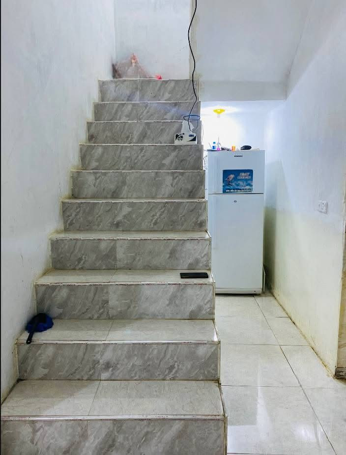 🏡 بيت للبيع

📍 الموقع: نهاية حي الشرطة – آخر فرعين، يم العويسات، فرع مُبلّط.

📐 المساحة: 180 متر.

✨ مواصفات البيت:

* غرفتا نوم.
* استقبال.
* مطبخ.
* بيتونة.
* حزام سيراميك في الاستقبال والمطبخ فقط.
* أرضية البيت كاملة سيراميك.
* سقف ثانوي.
* جميع الخدمات متوفرة.
* البيت مرتب وجاهز للسكن ولا يحتاج أي مصروف.

💰 السعر: 65 مليون دينار وبي مجال للتفاوض.

📞 للاستفسار:
***********
***********
📲 اتصال وواتساب متوفر
