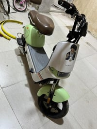 دراجه شحن للبيع جديده وما تعبانه 4 بطاريات جدد كهربائياتها كلها شغاله ...