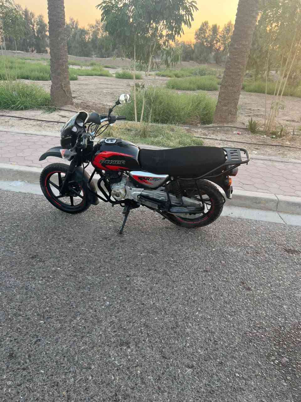 السلام عليكم
دراجة بوكسر جبلي موديل 22 نازله ب23 المكينة تجفيت وكالة كامله ما بيها نواقص رقم بغداد انكليزي سنوية باسمي 
مكاني المدائن سلمان باك رقم ***********
