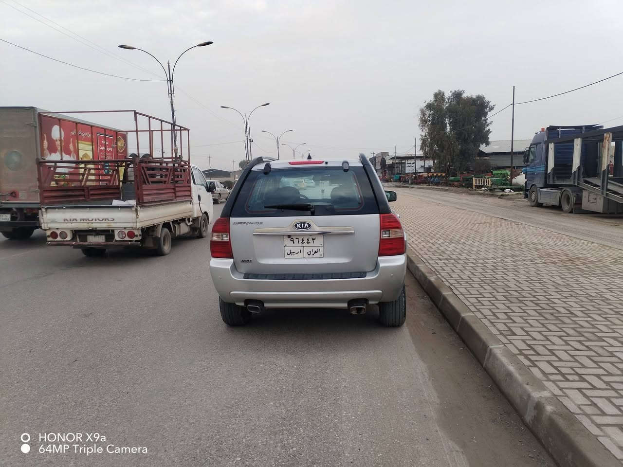 السلام عليكم
  كيا سبورتج 
وارد خليجي 
مكينه اربعه سلندر 20 مامفتوحه
كير بشرط 
صدرها مابي شي شمعات تعبانه 

رقم اربيل الماني  تحويل وكاله بشرط
شاشه 
كامره 
حساسات 
مكاني موصل الايسر
***********
