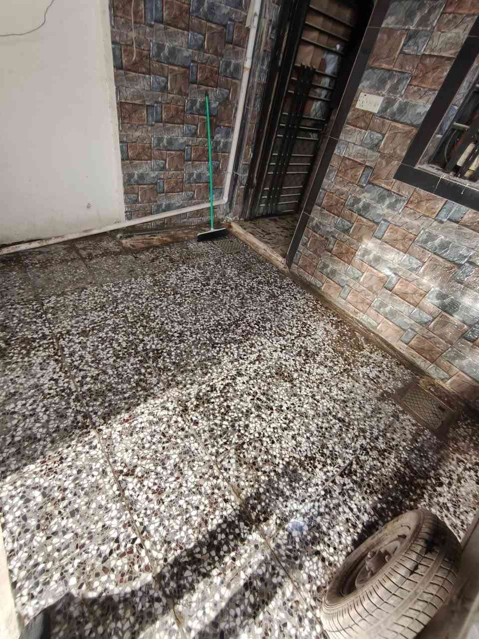 مشتملات عدد 2 واحد طابق ارضي والثاني طابق اول للإيجار في حي الغدير
📍 موقع مميز على الشارع الرابط بين حي المهندسين وحي العسكري
▪️ المساحة: 125 م²
▪️ طابق أرضي
▪️ يحتوي على:
غرفة نوم كبيرة
صالة واسعة
مطبخ
صحيات
كراج كبير يسع سيارتين
سخان وماطور مياه
💡 ملاحظة:  الطابق الثاني بنفس المواصفات تمامًا، والطابقين منفصلين، كل طابق للإيجار بشكل مستقل.
📞 للتواصل: ***********
