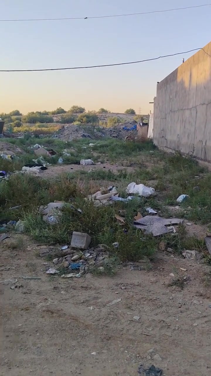 السلام عليكم قطعة أرض للبيع المساحه ١٥٠ متر الواجه ٧ متر نزال ٢١ ونص شارع القطعه ٨ متر قرب الشارعين الرئسيين بيه فظله ١٠٠ متر وره القطعه مباشره التواصل على الرقم ***********
