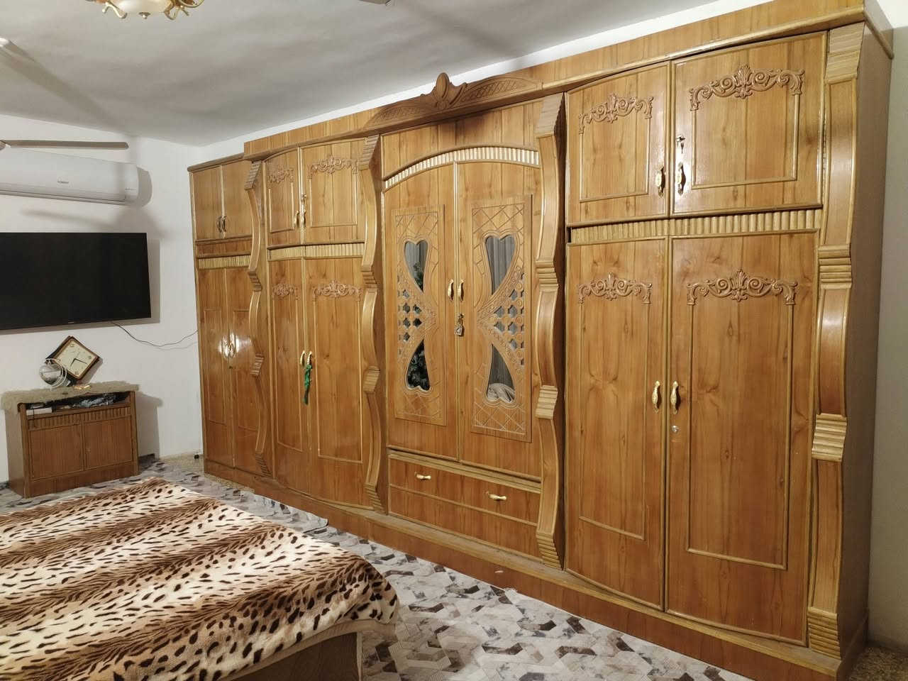 متوفر غرفة نوم جديده صارلي اقل السنه من اخذته سعره مليون و250وبيه مجال من عده مندر ***********مكاني داموك شارع مثلث
