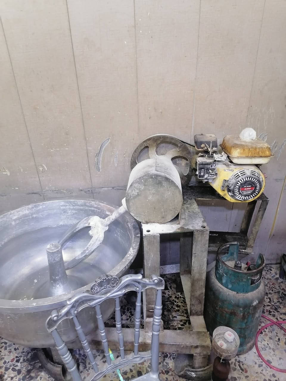 سلام عليكم فرن ستعمال قليل وعجانه ام جيس وخماره وعربانه و25طاولي ميوزه تزكاه عدد ٢ وميوزه عرض عدد ٢ الستفسار على هاذ رقم بي واتساب  ***********
