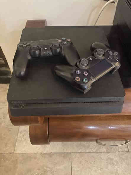 للبيع بلي 4 500gb نظيف مع زوج جوستكات اصلية   السعر 225000للاستفسار الاتصال ***********
