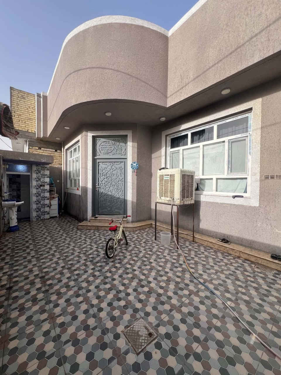 دار للبيع 
مساحته 200 متر طابو زراعي سند 25 
واجهة 10 في 20 
متكون من مطبخ  حار وبارد وصاله وكندور وكراج سياره وغرفتين نوم مناور ثنين صحيات داخليه وخارجيه
عنوان البيت حي الامين الثانيه خلف حلويات قصر الشام أو خلف مركز سيف سعد 
***********
