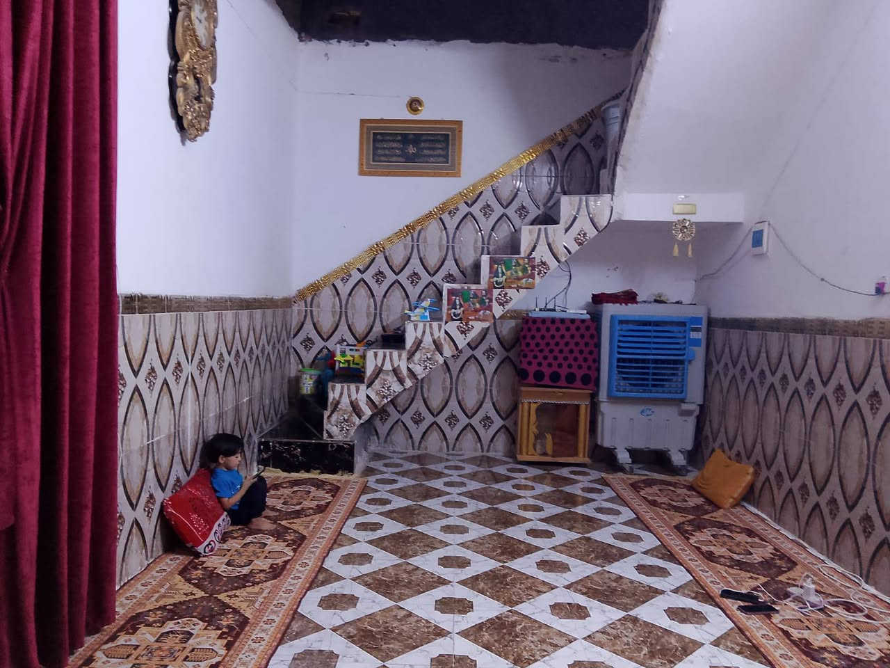 بيت للبيع طريق الدوايه غريب على مدرسه الصحيفه السجاديه بالضبط فرع الطاقه الكهربائيه مساحته البيت فوك ال200متر بناء البيت حديث يتكون من غرف عدد 2وصاله ومطبخ بيت بناء طابوك وسقف كونكريت مسلح  السعر وأكثر تفاصيل الاتصال بالرقم *********** غير متواجد عل الخاص
