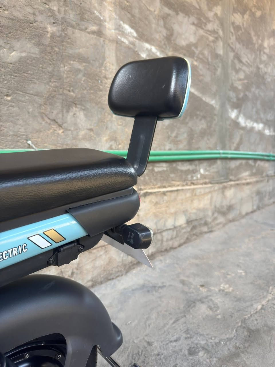 سلام عليكم ورحمه الله وبركاته عيني باسكل شحن حجم ١٤ باسكل نفس الصوره اذ مو نفس الصوره مرجوع باسكل نضيف مسخدم  بس نضافه فول  كدامك الباسكل كامل   فقط هورن واشاير ميتشغلن بس تبدللهم فيش  لايت امامي ناصي عالي الباسكل مامبدل بي شي بس تاير خلفي فقط وابريك باسكل تجي عل فحص لا تكلي شكد مستخدم الباسكل عدي صاله هواي بس محافضين عليه كلش جديد مو تجي وتكلي شبيه مابيه شنو بيه هاي المواصفات حجيتهه وياه بصمه و٢سويج المكان كربلاء حي العسكري سوق العابد قرب حديقه النور  رقم هاتف *********** السعر 250 الف  وبي مجال
