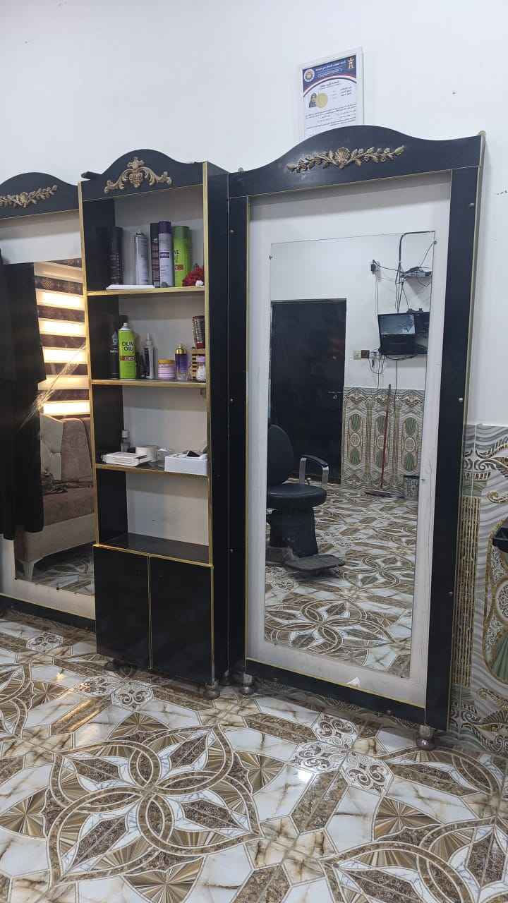 للبيع بداعي التجديد.. طقم صالون V.I.P كامل مع معدات البشرة (فرصة لا تعوض) ✨
​لعشاق الفخامة، معروض للبيع تجهيزات صالون حلاقة/تجميل مستخدمة بحالة نظيفة جداً كما موضح في الصور:
​كراسي حلاقة ملكية: جلود نظيفة مع زخارف ذهبية تضفي فخامة، مريحة جداً.
​مرايا وديكور واجهة: تصميم فخم، جاهزة للتركيب فوراً.
​جهاز هيدرافيشل هيدراكسي المطور: جهاز تجميل/تنظيف بشرة متكامل وحديث، شغّال وبحالة ممتازة.
​عربة أدوات عملية: لترتيب المعدات وسهولة الحركة.
​الأغراض نظيفة جداً وجاهزة لبدء العمل فوراً. البيع للجادين فقط.
الموقع: البصره - الزبير .] | للتواصل: ***********
يوجد توصيل لداخل الزبير مجاني *** الزبير, البصرة
