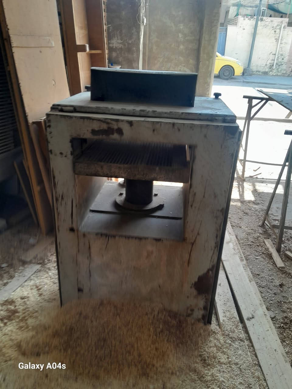 يالله 
مكاين للبيع منشار حجم ٦٠٠ سوري 
ودبل سوري حجم كبير 
ومكينه ثلاث عمليات رنده ومنقار وصينيه 
مكانهن النجف الاشرف حي الجزيره 
***********
