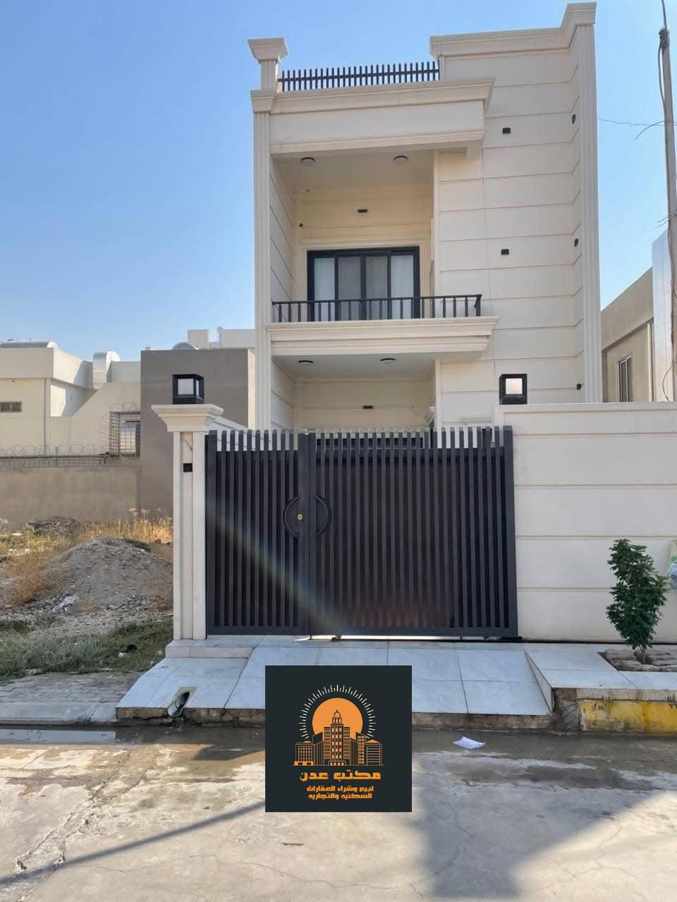 🏠دار بناء حديث
   موقع مميز للبيع
~~~~~~~~~~~
البيت فول فول✔️
نظام دكت سقف مغربي✔️
دبل جام المنيوم✔️
~~~~~~~~~~~
طابو ملك صرف✏️📋
~~~~~~~~~~~
📐المساحه:125
📐الواجهة :-5م
شارع  10م
~~~~~~~~~~~
📍الموقع :حي عدن مقابل جامع تحسين صوراني 

~~~~~~~~~~~
💸السعر :علق تم يوصل السعر
~~~~~~~~~~~
يحتوي الطابق الاول على:-
كراج +مطبخ+استقبال
غرفة +صحيات 
~~~~~~~~~~~
يحتوي الطابق الثاني على:-
هول +صحيات + 
٣غرف نوم
طابق ثالث غرفة نوم بيتونه 
~~~~~~~~~~~
~~~~~~~~~~~
للاستفسار اكثر الاتصال على
***********📱
~~~~~~~~~~~
نستقبل جميع العروض 
🏠السكنيه  🏛️التجاريه
مكتب عدن بدايه سايدين عدن مقابل مجمع جوهره
