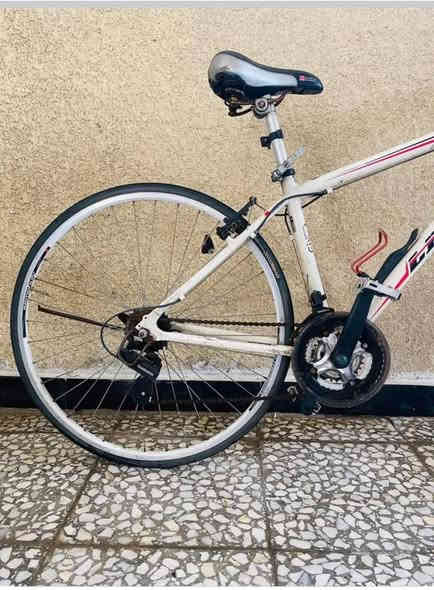 السلام عليكم ورحمة الله وبركاته بايسكل C700 ياباني مال باله بدي المنيوم تايرات جدد وسط   حجمه 28 المواصفاتت
1 رقبه متحركه
2 كير خلفي 7نمر
3 كير أمامي 3نمر 
4 دبل امام بس دهن يحتاج شغال 100%100
5 مستوى النظافه90%100
6 لون ابيض 
7 المكاين ثنينهن شركه شاومي

خوذه اصليه لون رصاصي
السعر  130 
المكان بغداد السيديه
للتواصل *********** على الرصيد فقط  يوجد واتساب
ومتواجد على الماسنجر
